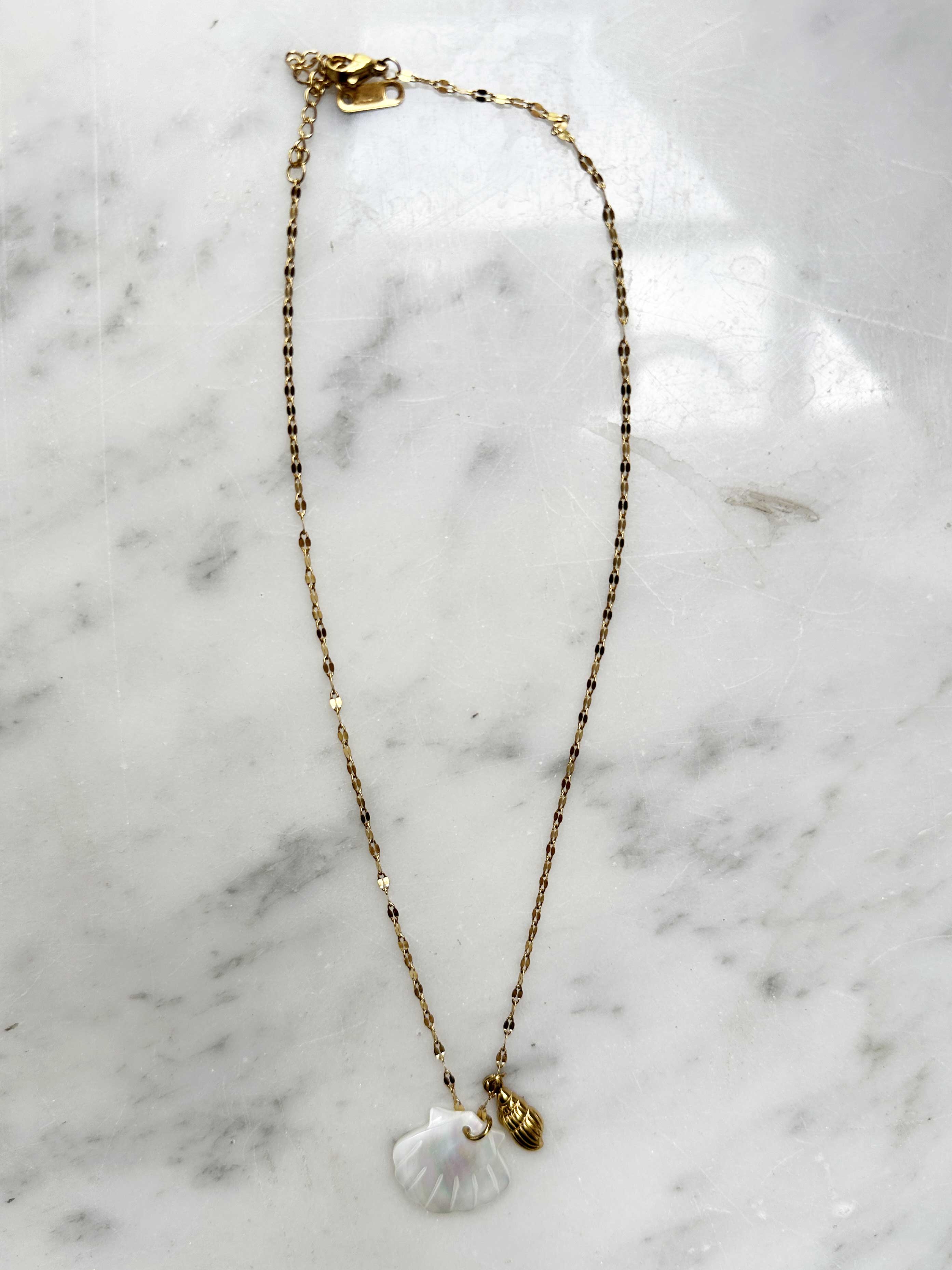 Erin - Guldfärgad kedja med musselsmycke